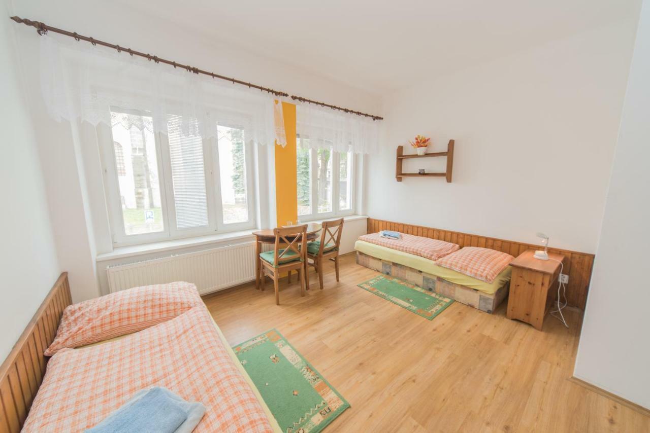 Pension U Kostela Cesky Brod Exterior photo